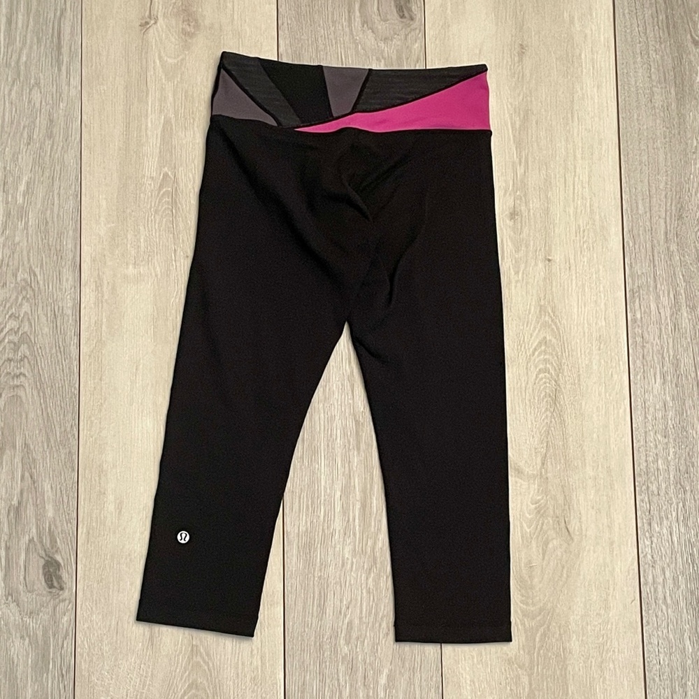 Lululemon Crop Women's SZ 6 Black/Pink